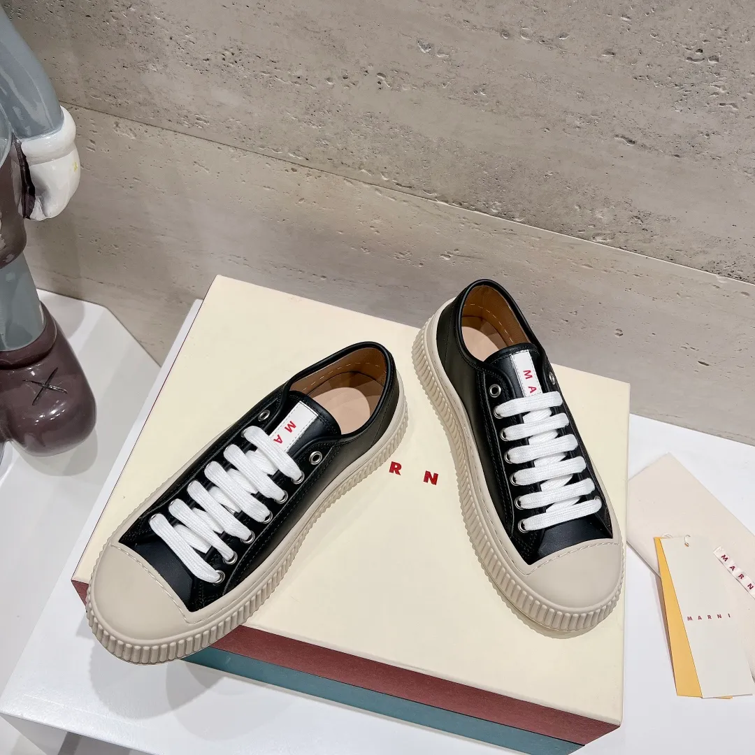 👟👟Ex-factory price 480👟👟 (exclusive top quality) Marni|Mary Jane big head doll shoes‼ ️Upgraded outsole, consistent lasting process with the original version, upgraded to the latest official original packaging‼ ️ Mani’s incomparable and versatile white shoes! I'm tired of the regular white shoes, so I bought a pair of different style thick-soled big-toe shoes. Paris International Fashion Week catwalk model, purchase-level version, all Internet celebrities wear it, Song Zuer, Zhao Lusi, Huo🔥 Show... [4.5cm increased sole] Not bulky, light and soft, comfortable on the feet! It feels very good on your feet and doesn't scratch your feet at all! Extremely comfortable! Daily travel! Wear whatever you like regardless of the occasion, no fear of any dress code, no pressure to dress! ✔Upper: imported cowhide fabric ✔Inner lining: lambskin lining ✔Outsole: exclusive original molded 1:1 rubber outsole! Floating beige is not completely white. Difference between market currencies We are different‼ ️ ✔𝐒𝐢𝐳𝐞: 35-40